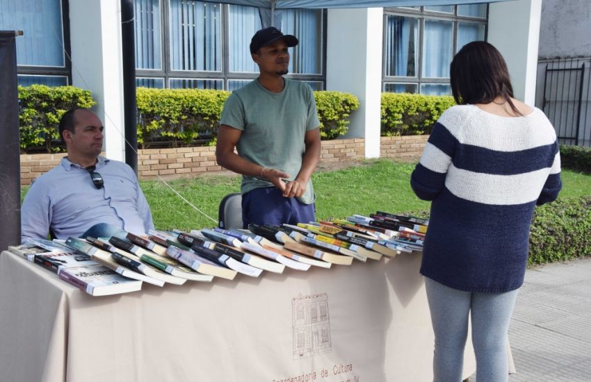 Literatura na Rua oferece livros à comunidade de São Lourenço do Sul 