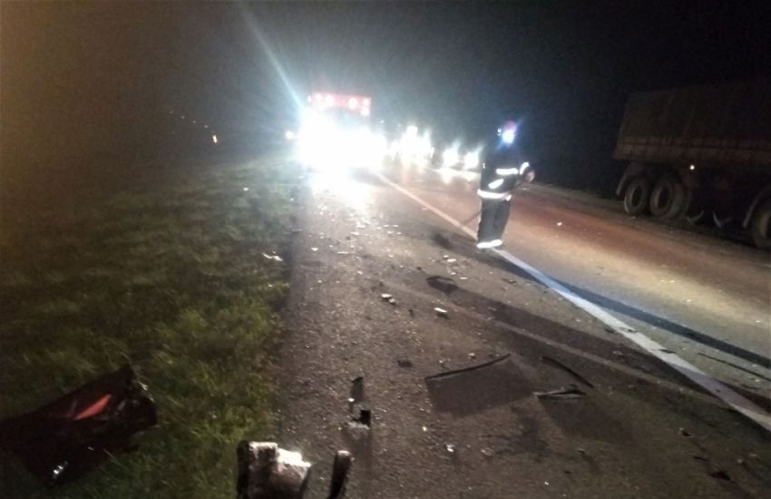 FOTOS: acidente entre carreta e Honda HR-V deixa uma pessoa ferida na BR-116 em Camaquã 
