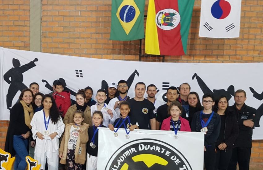 Equipe Wladimir Duarte representa Camaquã em campeonato de Taekwondo 