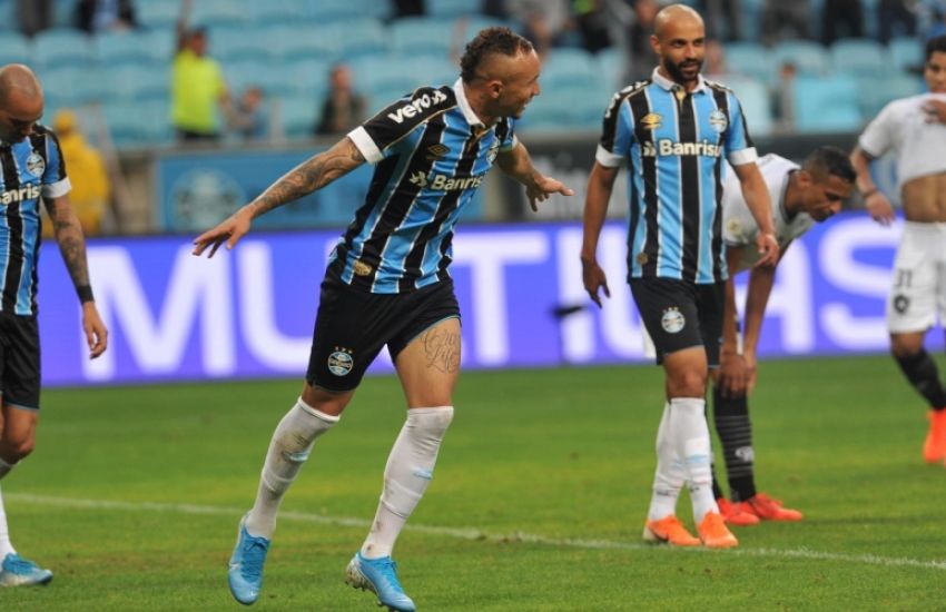 Grêmio vence o Botafogo por 3 a 0 e mantém vivas esperanças de alcançar o G4 