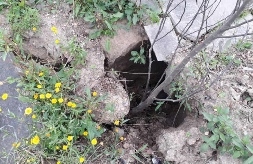 "Serviço mal feito", diz moradora sobre manutenção de buraco em Camaquã 