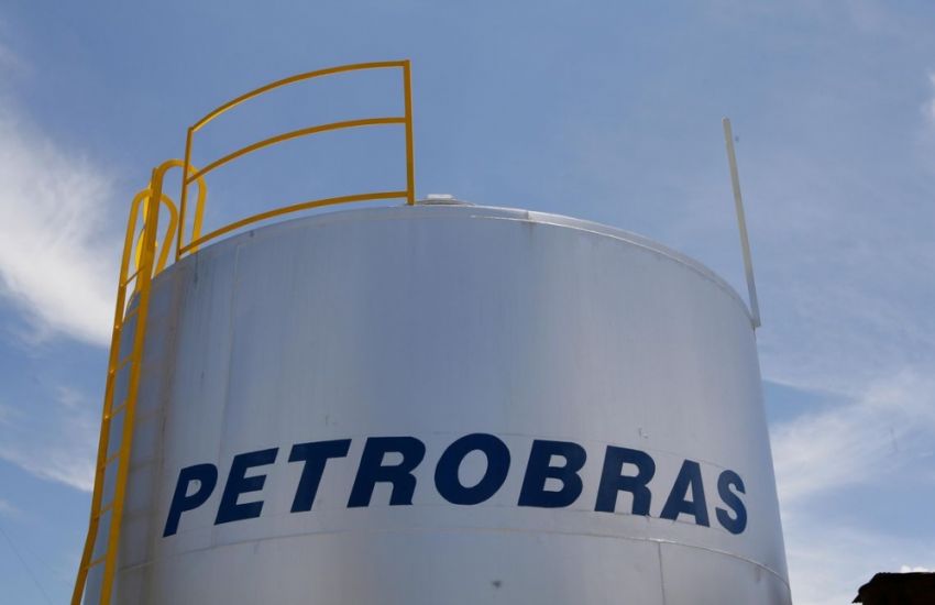Petrobras reajusta preço da gasolina em 4% nas refinarias 