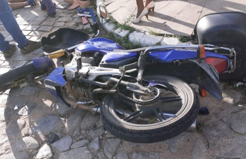 Acidente entre carro e moto deixa duas pessoas feridas em Camaquã 