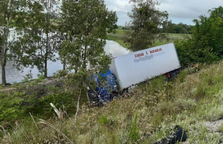 Caminhão da Bahia se envolve em acidente na BR 116 em Camaquã 