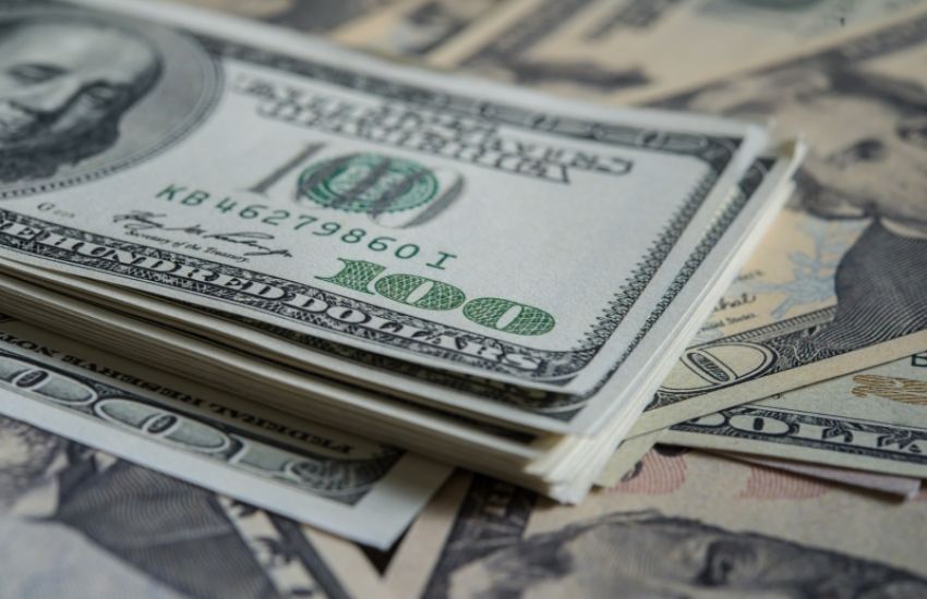 Dólar tem recorde do Plano Real a R$ 4,34 após varejo fraco e sinais de juros 