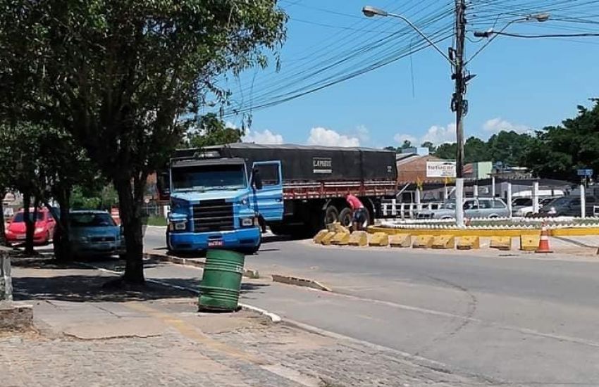 Em 48 horas, três veículos batem na rótula da Faixinha em Camaquã 