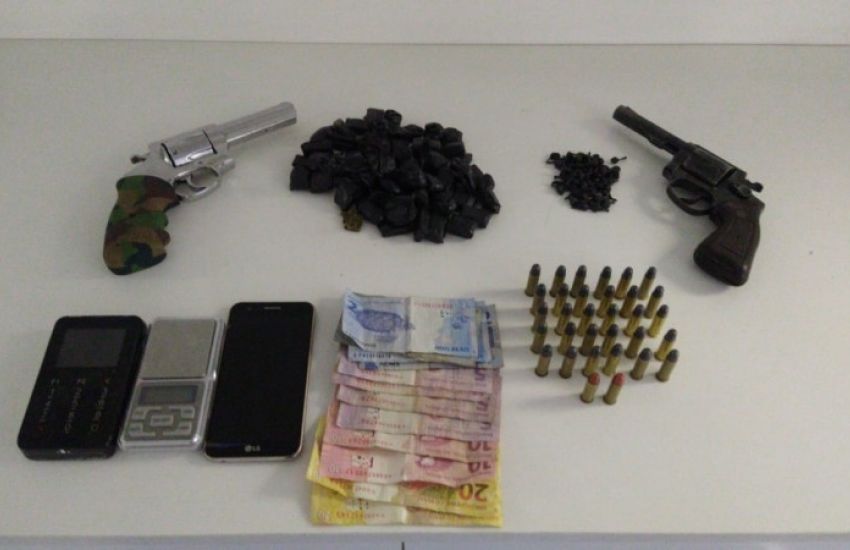 Três pessoas são presas por porte ilegal de arma de fogo e tráfico de drogas em Viamão 