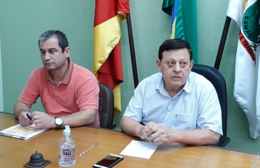 Em coletiva de imprensa, prefeito Ivo anuncia fechamento do comércio em Camaquã  