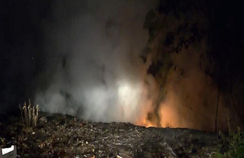 Bombeiros combatem incêndio em um lixão da vila Dique, em Porto Alegre 