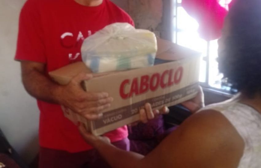 Moradora do bairro Getúlio Vargas em Camaquã arrecada alimentos para distribuir à comunidade carente 