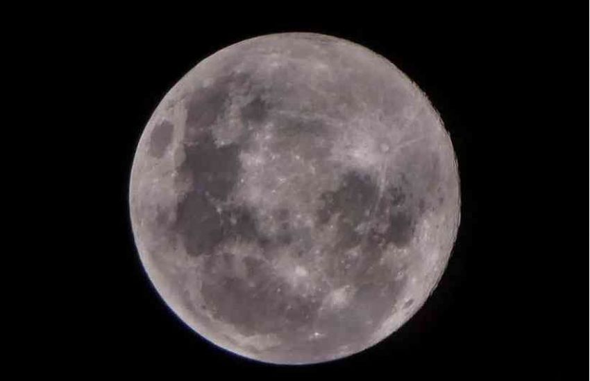 Super lua chama atenção das pessoas na noite dessa terça-feira 