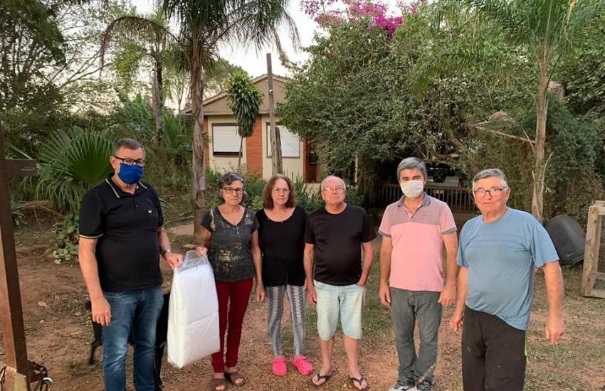 Voluntários de Mariana Pimentel confeccionam máscaras e aventais para doação à prefeitura 