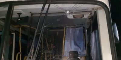 Ônibus que transporta profissionais da saúde em Rio Grande sofre ataque a pedradas 
