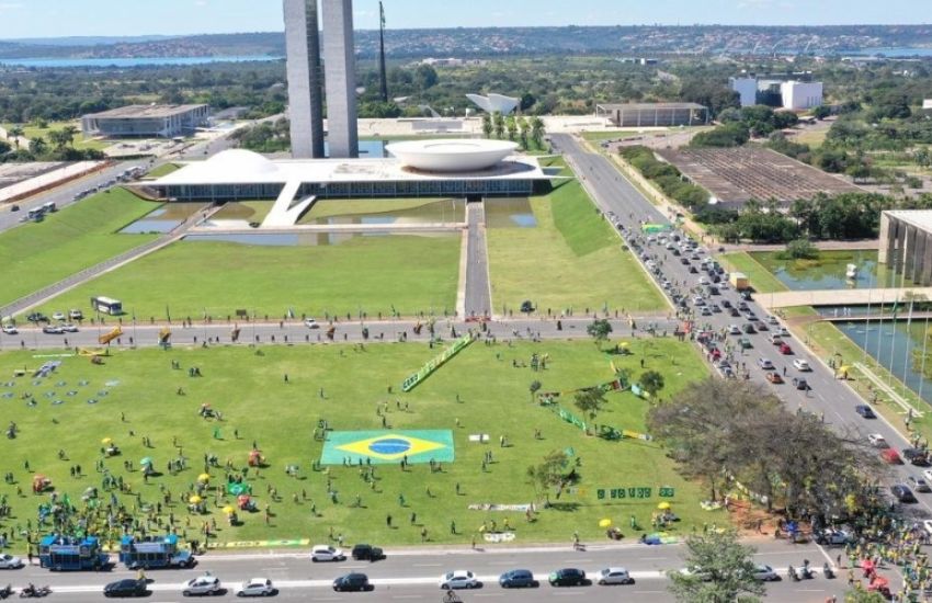 Carreata pró-Bolsonaro na Esplanada dos Ministérios reúne milhares de pessoas 