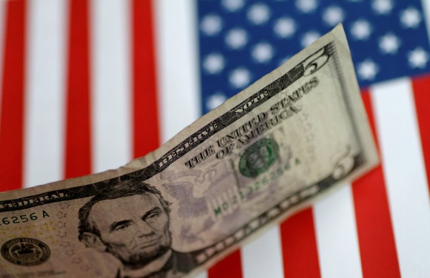Dólar opera em alta e volta a bater R$ 5,80 