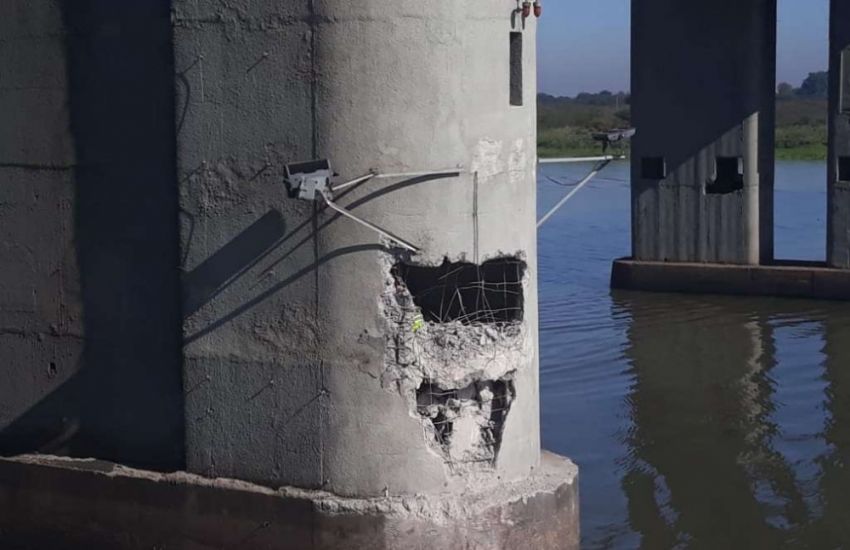 Navio bate em pilar da ponte do Guaíba 