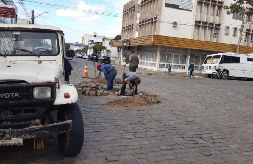 Rua Bento Gonçalves recebe serviço de nivelamento para colocação do asfalto em Camaquã 
