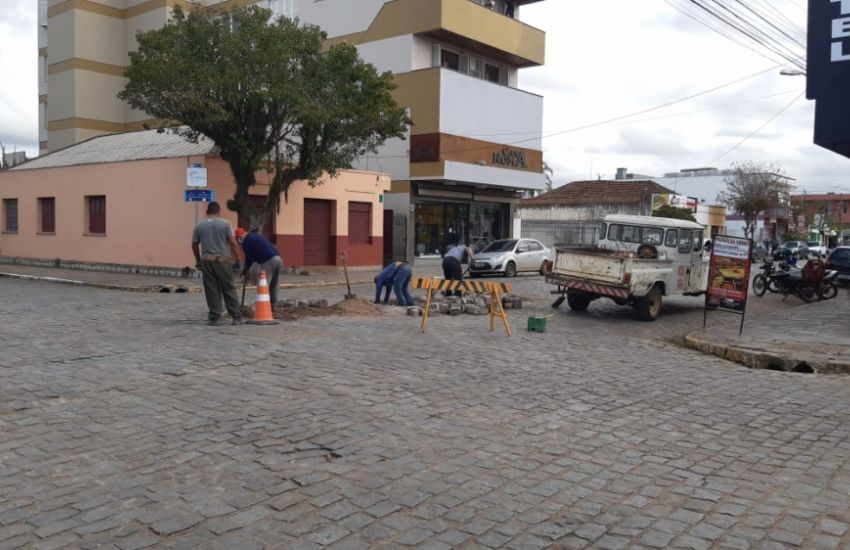 Rua Bento Gonçalves recebe serviço de nivelamento para colocação do asfalto em Camaquã 