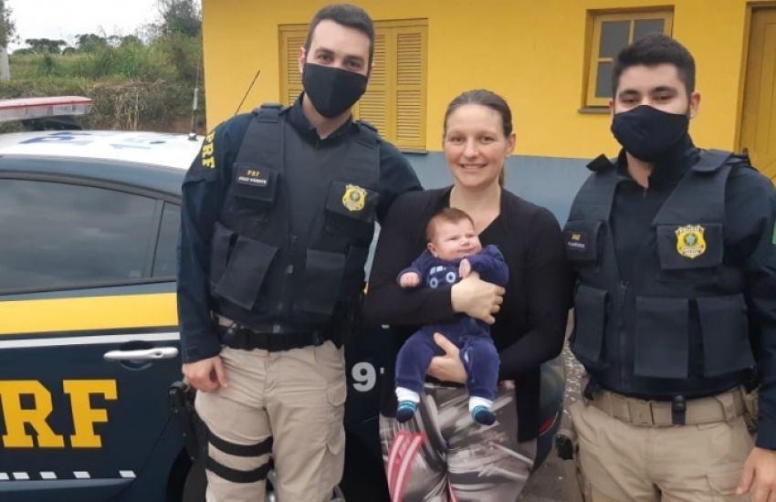 Policiais Rodoviários Federais recebem visita do bebê que ajudaram a salvar de um engasgo no RS 