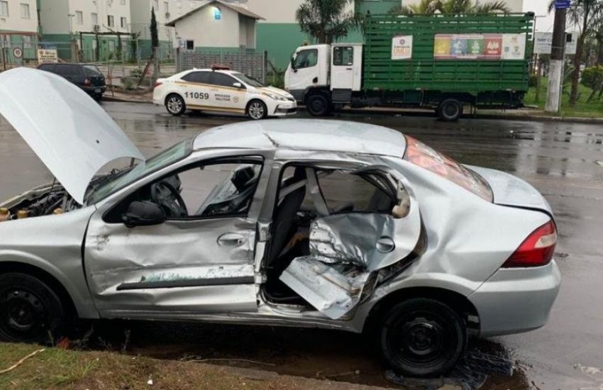Acidente de trânsito deixa motorista ferido e preso dentro do veículo em Porto Alegre 