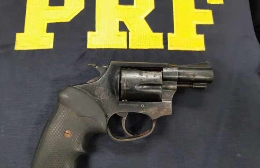 PRF prende condutor acidentado portando arma com numeração raspada em Pelotas 