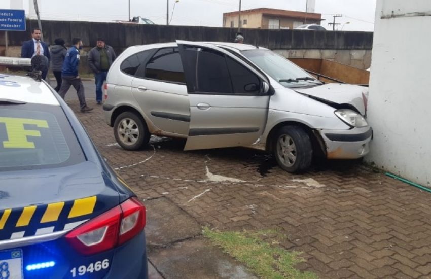 Após tentativa de fuga, PRF prende criminoso com carro roubado em São Leopoldo 