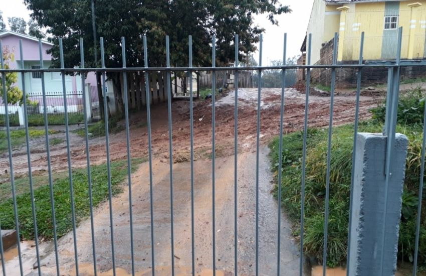 Morador do bairro Santa Marta em Camaquã relata indignação com o barro de sua rua 