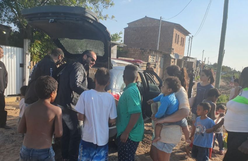 Polícia Civil distribui presentes às crianças em comunidade do interior de Camaquã 