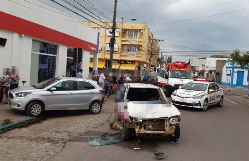 Colisão envolvendo quatro veículos deixa motociclista ferido no centro de Camaquã 
