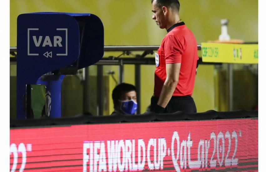 Fifa pede visual melhor no VAR para ajudar árbitros com impedimentos 