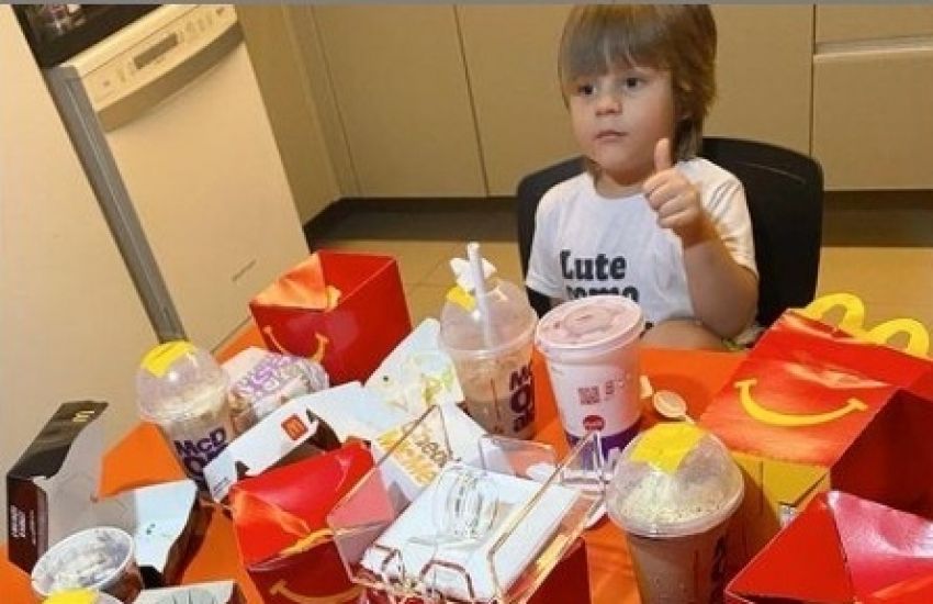 Criança pega o celular da mãe e gasta R$400 no McDonald's pelo iFood 