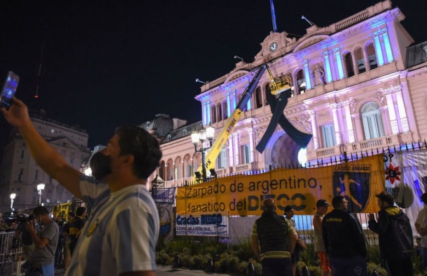 Argentinos se despedem de Maradona na Casa Rosada 