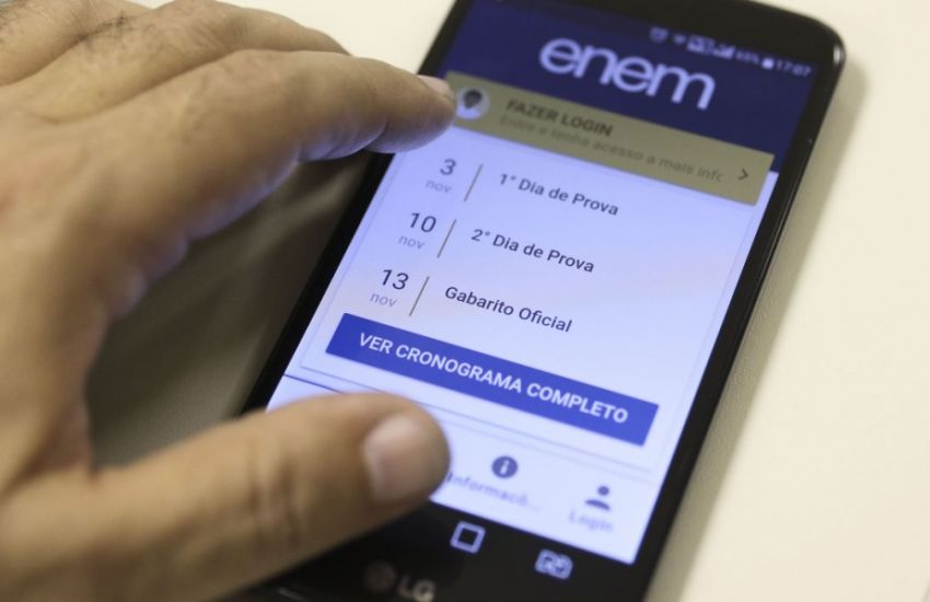 Estudantes do Enem lidam com internet precária e estudos pelo celular 