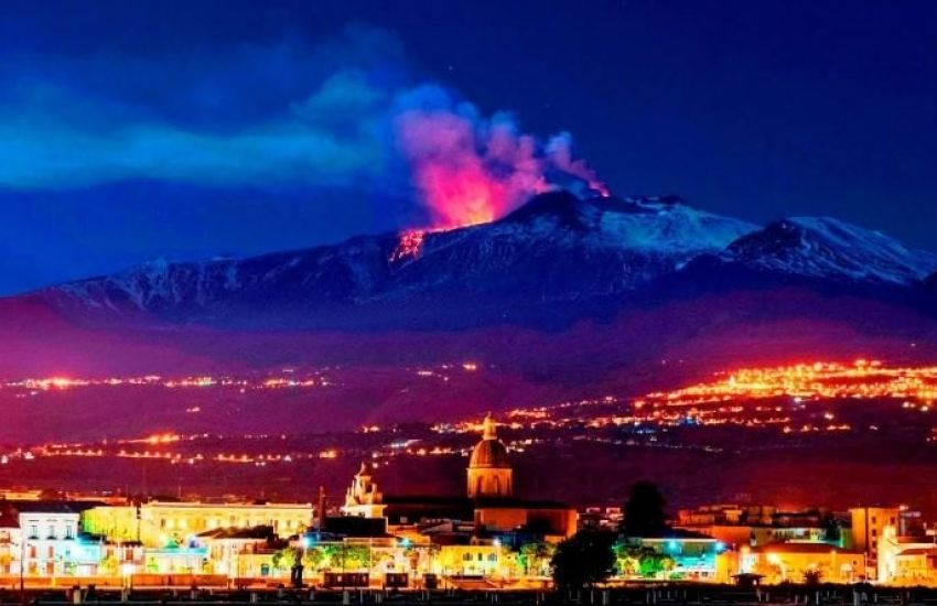 Vulcão Etna entra em erupção na Itália 