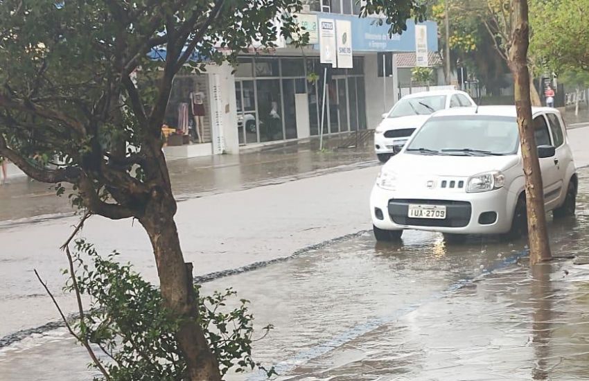 VÍDEO E FOTOS: chuva forte provoca alagamentos em Camaquã 