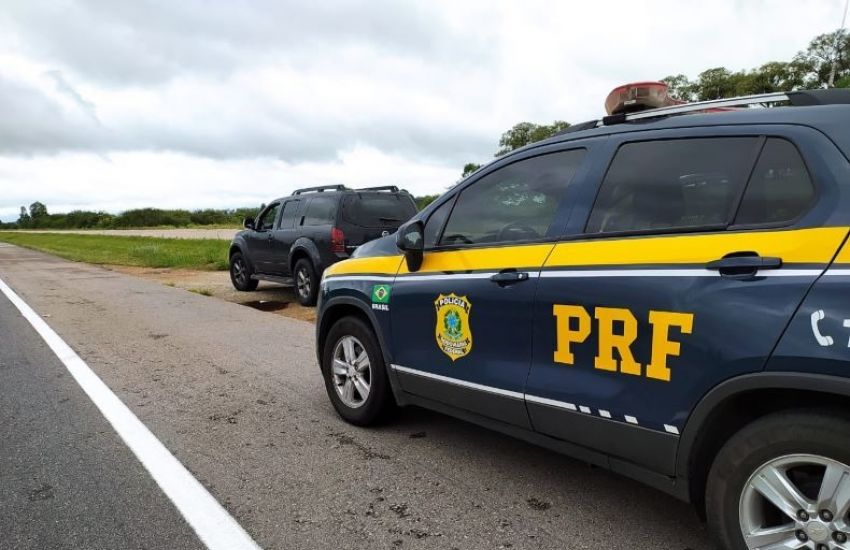 PRF apreende carro com placas de outro veículo em Camaquã 