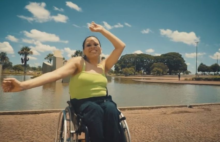Dançarina cadeirante participa de clipe musical e revela poder da inclusão na arte 