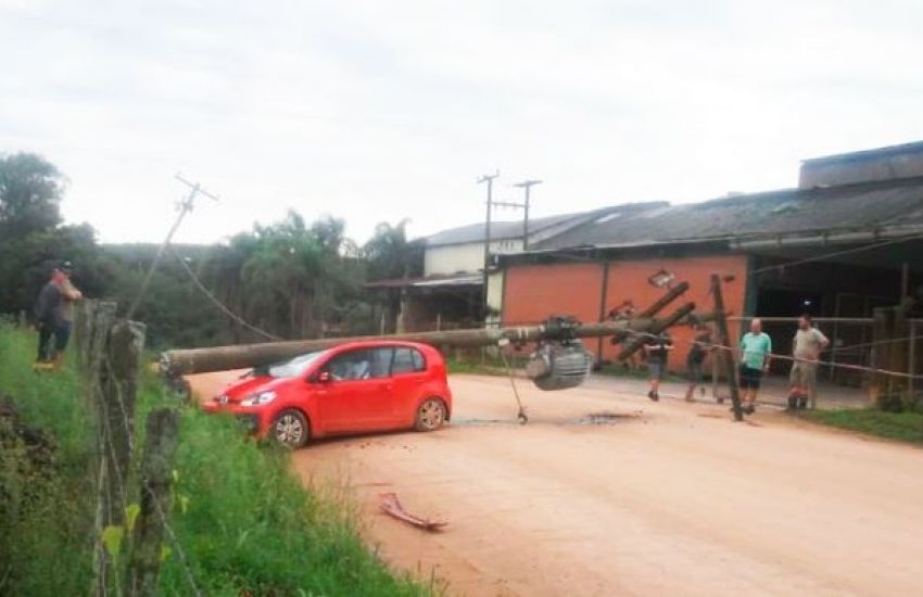Motorista perde controle do veículo e colide contra poste em Sertão Santana 