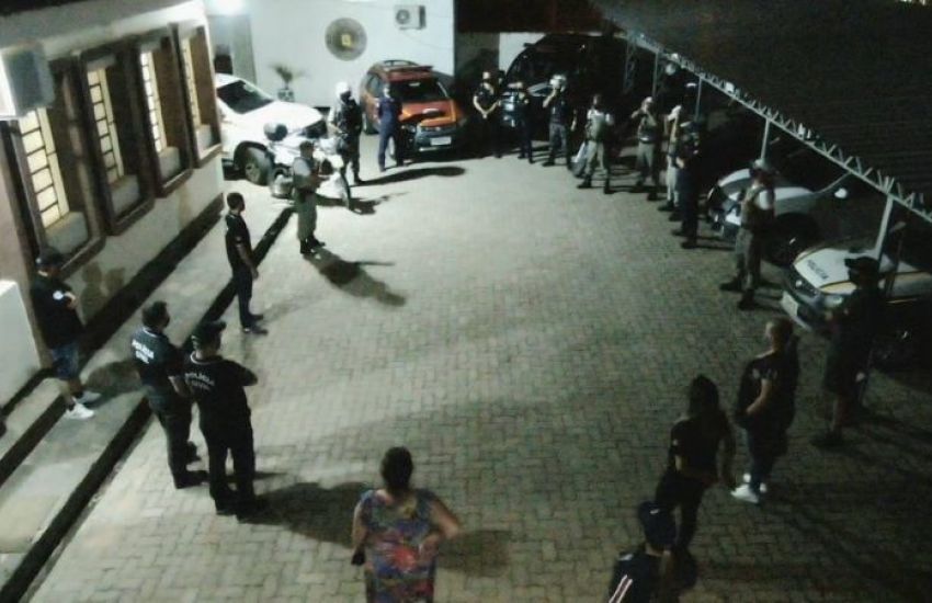Polícia encerra festa clandestina e apreende droga e arma, em São Lourenço do Sul 