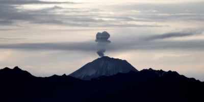 Cinzas de vulcão escurecem céu e cobrem cidades do Equador