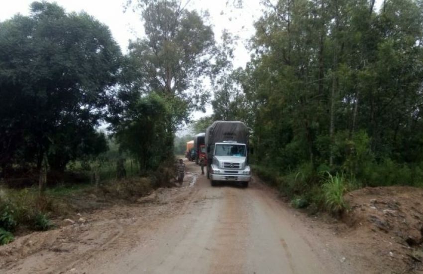 Caminhões ficam parados em estrada por causa de atoleiro em Chuvisca 