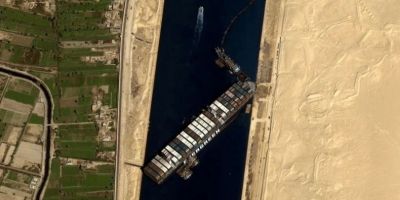 Remoção de porta-contêineres da margem pode liberar Canal de Suez