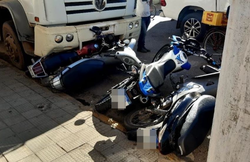 VÍDEO: caçamba da prefeitura de Camaquã derruba quatro motos no centro da cidade 