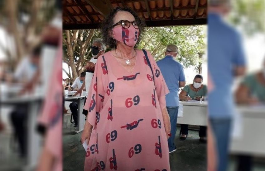 Mulher de 69 anos com vestido temático para ser vacinada chama atenção 