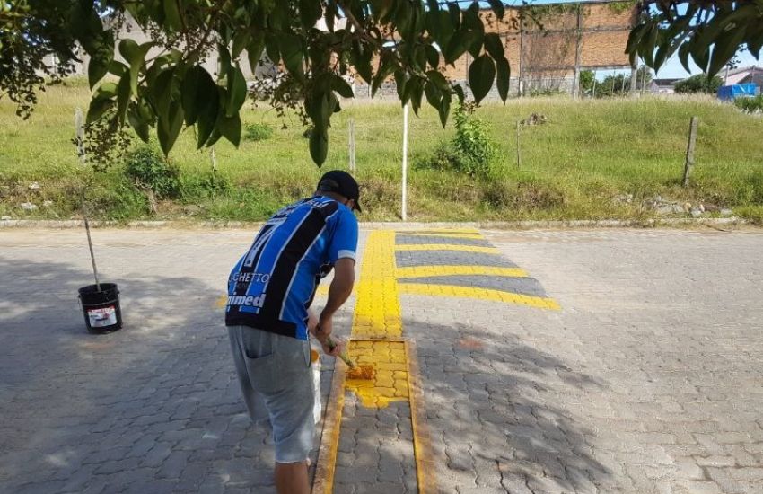 Servidores realizam manutenção de sinalização em Camaquã 