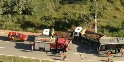 Acidente entre ônibus e caminhão deixa feridos em SP