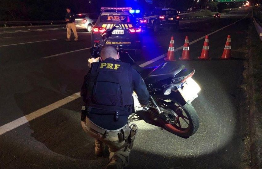 PRF intercepta grupo de motociclistas em fuga na Freeway 