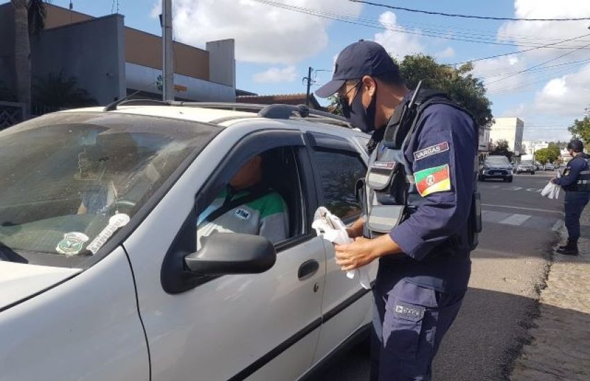 Barreira de conscientização entrega kits a motoristas em Camaquã 