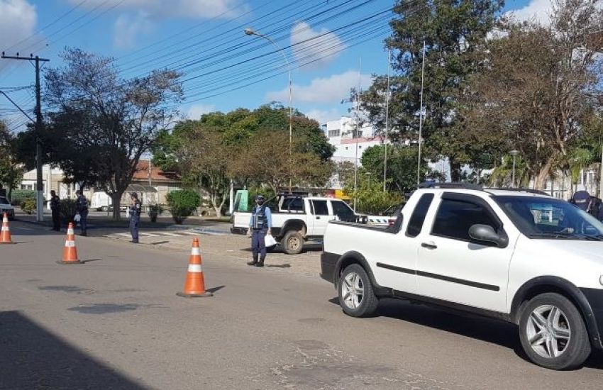 Barreira de conscientização entrega kits a motoristas em Camaquã 