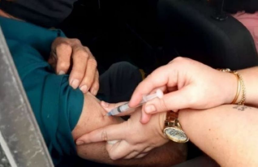 Idosos com 62 anos ou mais recebem vacina contra covid-19 em Camaquã 